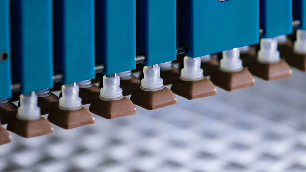 Casestudies Eine blaue Ansaugvorrichtung für kleine Schokoladenstückchen.