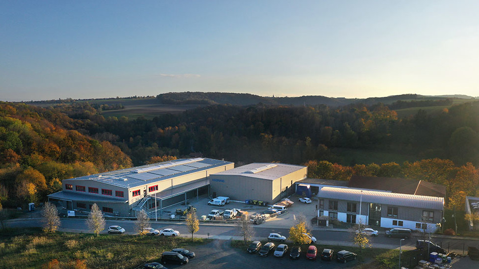 Das Unternehmen Firmengelände in Dohna aus der Vogelperspektive.